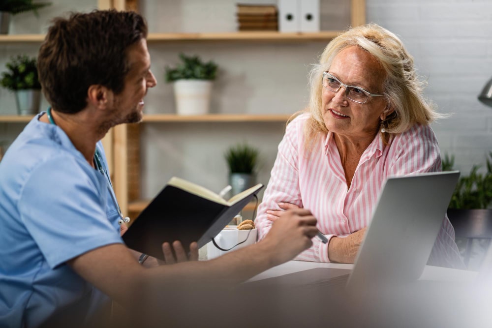 Berater im Gespräch mit Seniorin – Vital Experten bietet persönliche Pflegeberatung und Unterstützung bei Pflegegrad-Anträgen.