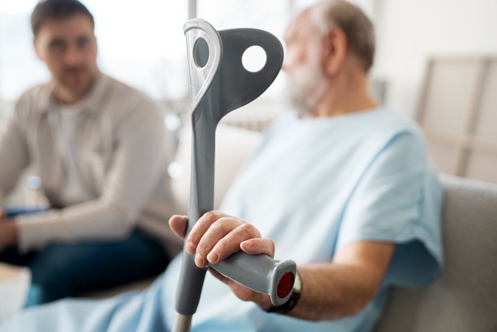 Senior mit Gehhilfe im Gespräch – Vital Experten bietet passende Pflegehilfen für mehr Sicherheit und Lebensqualität.